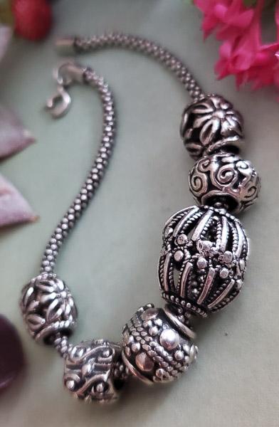 Sterling Silver Bracelet: Item Details:Sterling Silver Bracelet Type: Sterling Silver Bracelet Length: 8 Inches Width: Chain 3 mm Other: 14mm Largest Bead Stone Type: None Stone Cut: None Stone Color: None Shape/Style: Beaded 