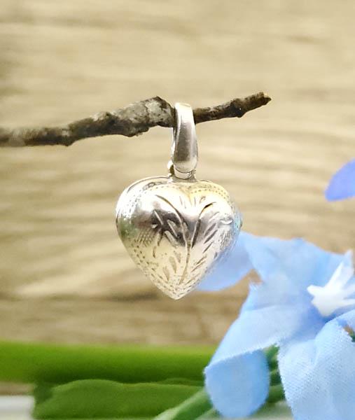 Sterling Silver Pendant: Item Details:Sterling Silver Heart Locket Type: Pendant Length: 22.5 mm Width: 15.3 mm Other: Locket Stone Type: None Stone Cut: N/A Stone Color: N/A Shape/Style: Heart Locket Carats: N/A Weight in Gr