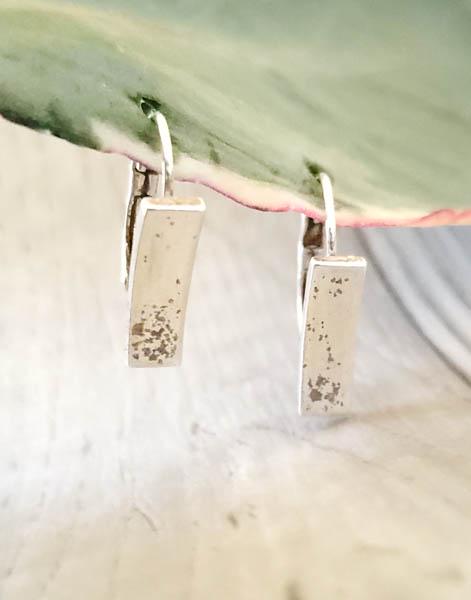 Sterling Silver Earrings: Item Details:Sterling Silver Curved Abstract Length or Drop: 20.5 mm Width: 4.9 mm Earring Post: Lever BackNoneN/AN/AConcave Lever EarringsN/A3.8 Hallmarks and Stamps: 925 Tested: No Shipping Time: Us