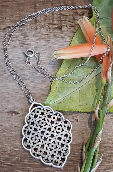 Tiffany & Co Paloma Picasso Marrakesh Necklace: Item Details:Tiffany & Co Paloma Picasso Marrakesh NecklaceSterling Silver Pendant NecklacePendant Necklace Chain Length: 16 Inches Pendant Removable: No Pendant Drop: 38.5 mm Pendant Width: 28.5 mm C