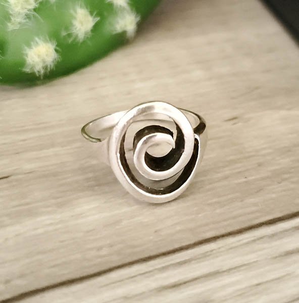 Sterling Silver Swirl Ring Sz 6 (1 of 5)