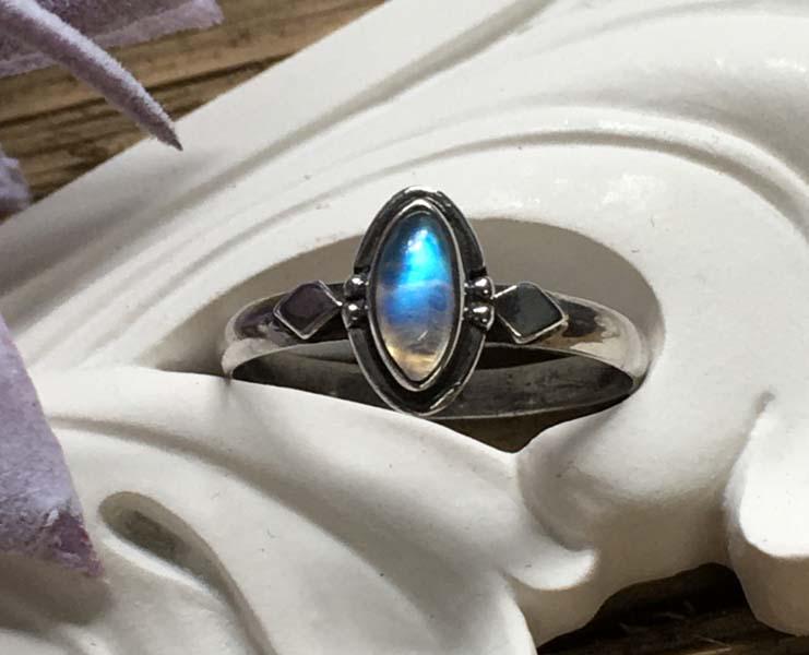 Sterling Silver Moonstone Ring Sz 9: Item Details: sterling silver moonstone ring | Measurement: 10.7mm face | Size: 9 | Hallmarks & Stamps: 925 | Weight in grams: 2 grams | Shipping Time: Usually 2-5 Business Days | Shipping Rates: Ship