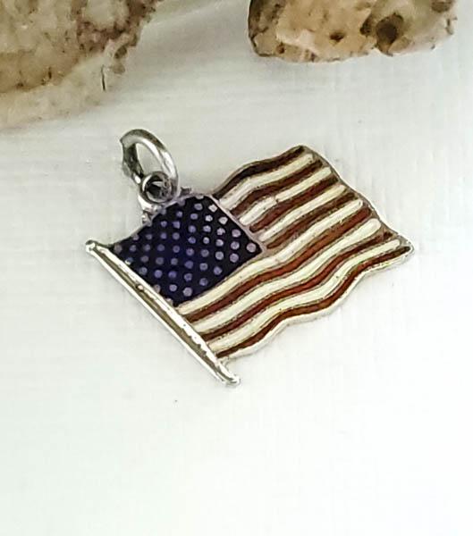 Sterling Silver Charm: Item Details:Sterling Silver Charm Type: American Flag Length: Inches Width: 15.8 x 14 mm Other: Enamel, Vintage Stone Type: None Stone Cut: N/A Stone Color: N/A Shape/Style: American Flag Carats: N/A