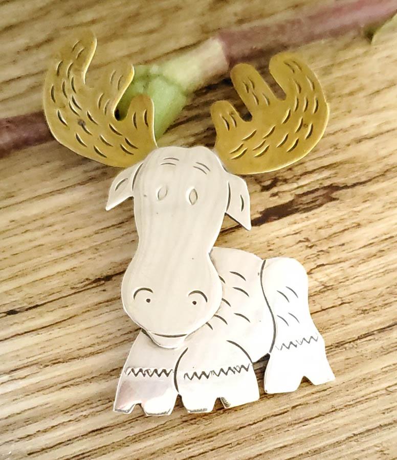 Sterling Silver Brooch: Item Details:Sterling Silver Moose Brooch Type: Brooch Length: 66 mm Width: 47.5 mm Other: Two Tone Stone Type: N/A Stone Cut: N/A Stone Color: N/A Shape/Style: Moose Carats: N/A Weight in Grams: 17.6