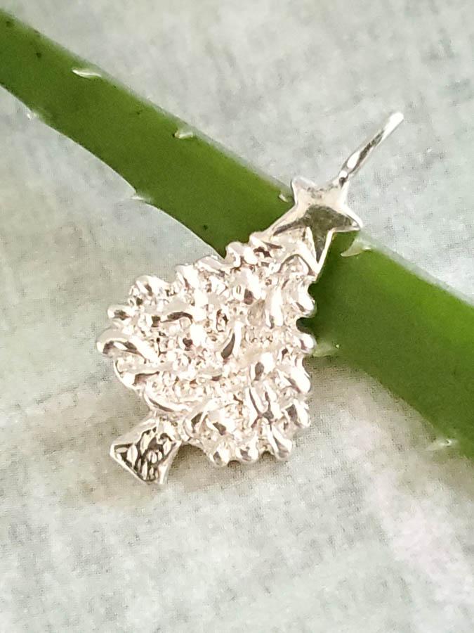 Sterling Silver Pendant: Item Details:Sterling Silver Christmas Tree Pendant Type: Pendant Length: 29.25 mm Width: 15.5 mm Other: Stone Type: N/A Stone Cut: N/A Stone Color: N/A Shape/Style: Christmas Tree Carats: N/A Weight 