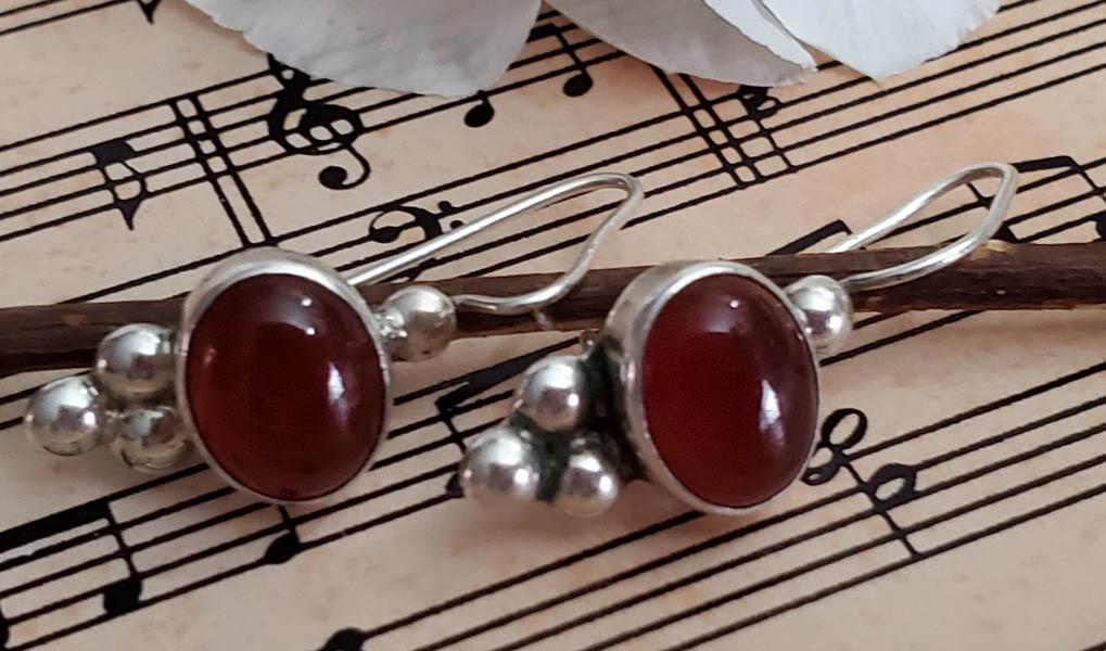 Sterling Silver Earrings: Item Details: Sterling Silver Carnelian Earrings Length or Drop: 30 mm Width: 10.5 mm Stone Type: Weight in Grams: 3.55 Hallmarks and Stamps: JGD, 925 Other: Shipping Time: Usually 2-5 Business Days S