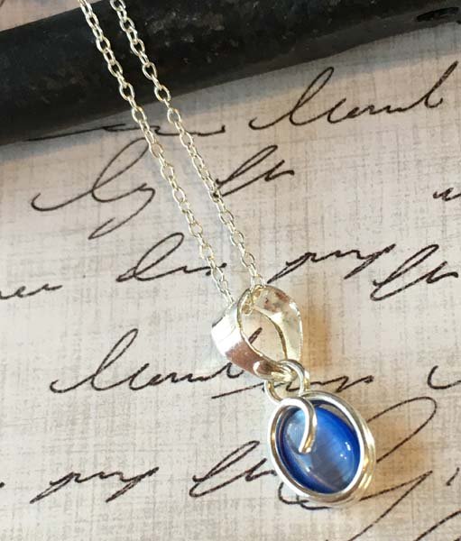 Sterling Silver Cats Eye Necklace: Item Details: sterling silver cats eye pendant necklace Measurement: 17.5 inch length, 20.3mm pendant drop, 8mm pendant width Hallmarks & Stamps: GOFI Mexico 925 pendant, 925 Italy necklace Weight in 