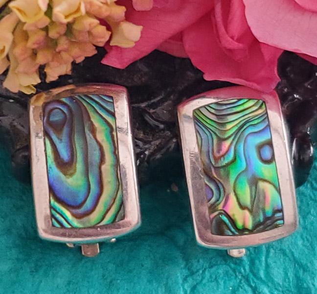 Sterling Silver Clip On Earrings: Item Details: Sterling Silver Clip On Earrings Length or Drop: 17.8 mm Width: 11.8 mm Other: Abalone Stone Type: Weight in Grams: 6.78 Hallmarks and Stamps: 925, Thailand Shipping Rates: Shipping rate