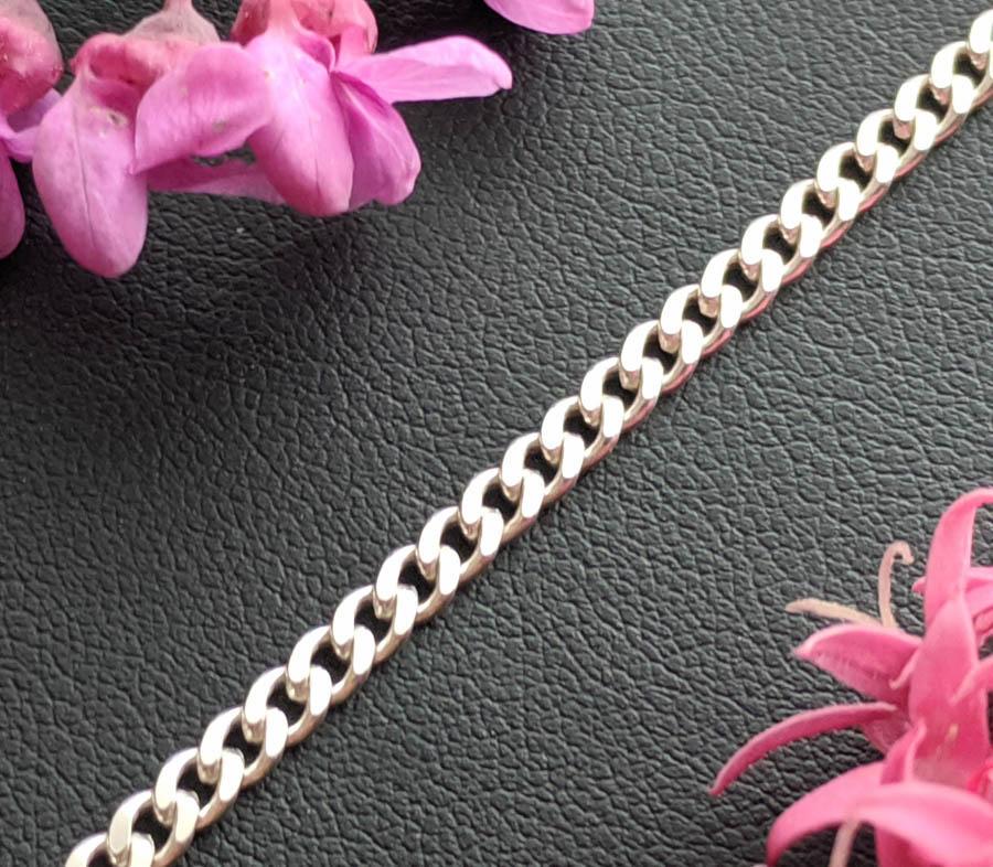 Sterling Silver Chain 8.5g: Item Details: Sterling Silver Curb Chain Length: 18 Inches Width: 3 mm Shape/Style: Curb Weight in Grams: 8.5 Hallmarks and Stamps: AGI, 925, Italy Shipping Rates: Shipping rates start at $15 (US Only