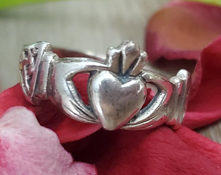 Sterling Silver Ring Sz 6 (1 of 3)