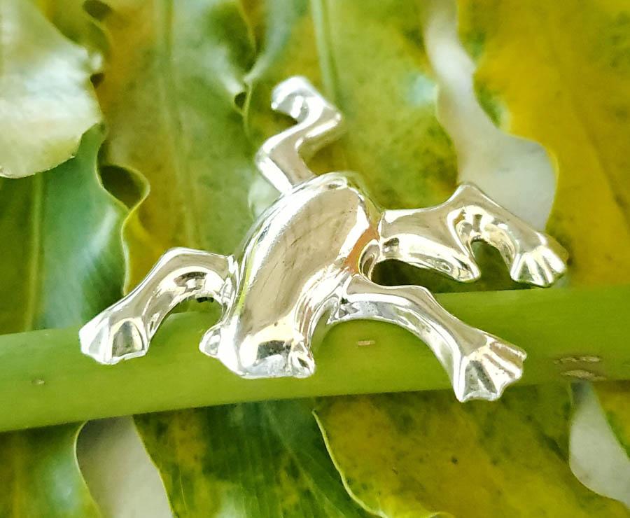 Sterling Silver Brooch: Item Details:Sterling Silver Tree Frog Brooch Type: Brooch Length: 66.5 mm Width: 60 mm Other: Shape/Style: Tree Frog Weight in Grams: 19.15 Hallmarks and Stamps: 925