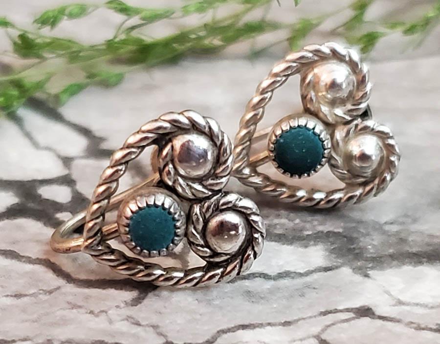 Vintage Sterling Silver Earrings: Item Details: Sterling Silver Malachite Earrings Length or Drop: 12.1 mm Width: 12.1 mm Weight in Grams: 1.71 Hallmarks and Stamps: Sterling Other: Screwback