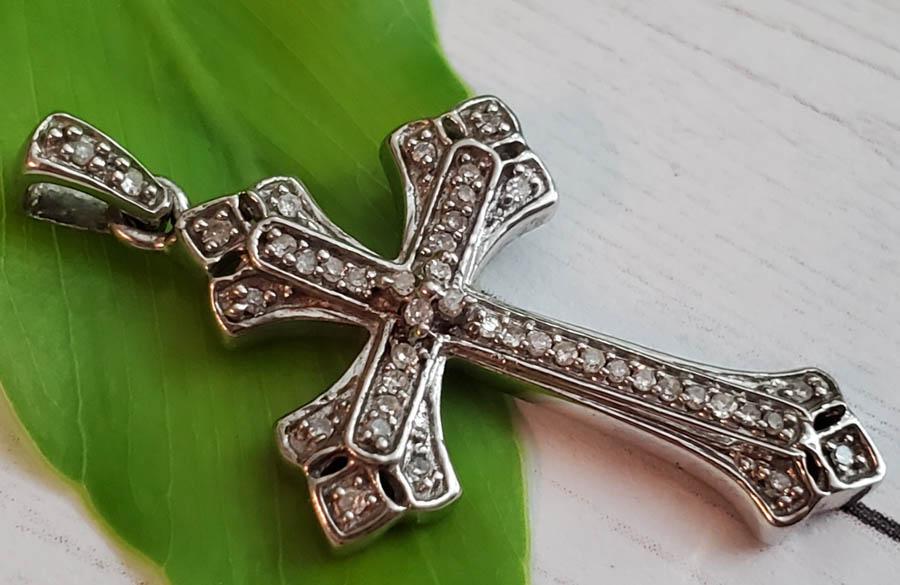 JANE SEYMOUR Diamond Sterling Silver Pendant: Item Details: Jane Seymour Diamond Sterling Silver Pendant Length or Drop: 32.5 mm Width: 18.5 mm Weight in Grams: 2.08 Hallmarks and Stamps: 925, JWBT Other: