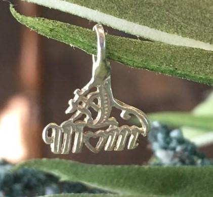 Dainty 800 Silver #1 Mom Pendant: Item Details: 800 silver #1 mom pendant | Measurement: 14.6mm drop, 11.8mm width | Hallmarks & Stamps: N/A | Tested: yes | Weight in grams: 0.3 grams | Shipping Time: Usually 2-5 Business Days | Shipp