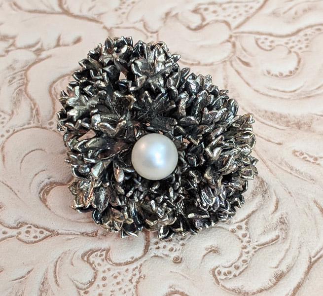 Denmark Flora Danica Sterling Silver and Pearl Brooch: Item Details: Flora Danica Sterling Silver and Pearl Brooch Length or Drop: 24 mm Width: 28 mm Weight in Grams: 7.08 Hallmarks and Stamps: flora Danica, 925S, Denmark Other: Pearl measures 5.5mm round