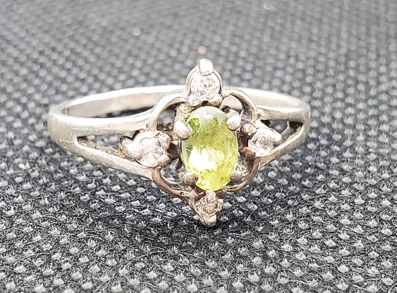 Vintage Sterling Peridot Ring sz 8 (1 of 3)