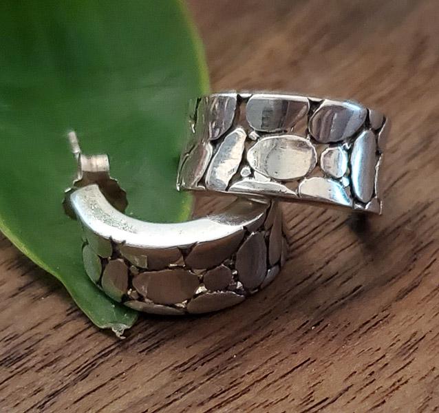 Sterling Silver Hoop Earrings: Length or Drop: 17.8 mm Width: 8.5 mm Weight in Grams: 4.62 Hallmarks and Stamps: 925 Please Note: All items are taken at stamped value and are not tested unless stated. As with any vintage items, pie