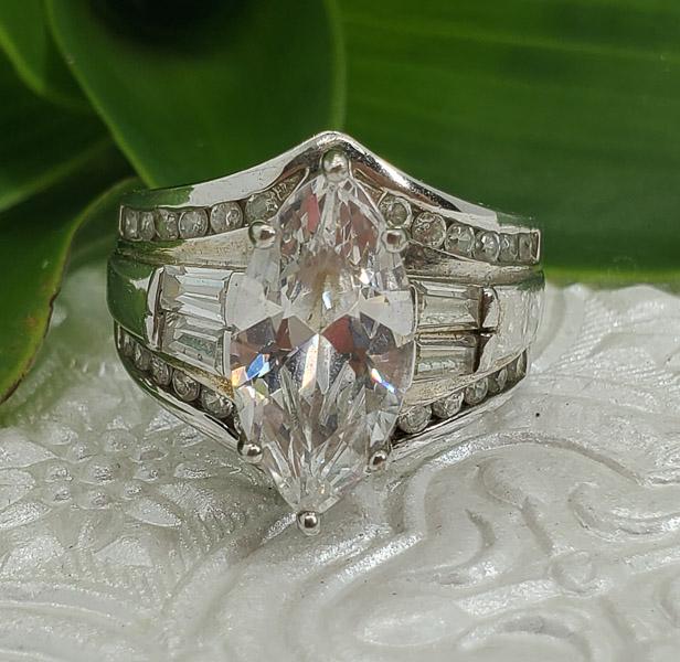 Sterling Silver Large Cz Ring Sz 8 (1 of 6)