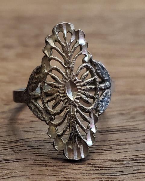 Diamond Etched Sterling Silver Ring Sz 7: Please see pics for details as this is the exact item you will receive. Size: 7 Measures: 23.8mm at widest Weight in Grams: 2.61 Hallmarks & Stamps Include: 925 Please note: All items are taken at