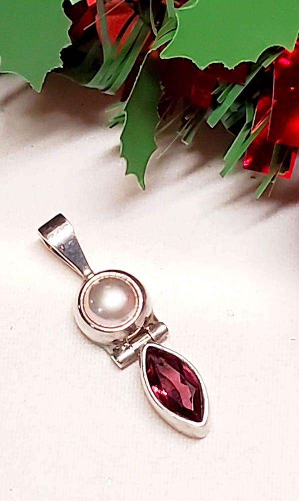 ACLEONI Sterling Silver Pearl and Quartz Pendant: Length: Has a 30.3mm drop and is 8.7mm wide Weight in Grams: 1.82 Hallmarks and Stamps: 925, ACLEONI Please note: All items are taken at stamped value and are not tested unless stated. As with many vi