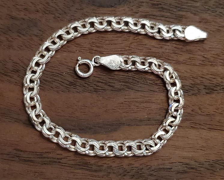 FAS Italy Sterling Silver Charm Bracelet: Length: 7 inches Weight in Grams: 6.56 Hallmarks and Stamps: 925, Italy, FAS Please note: All items are taken at stamped value and are not tested unless stated. As with many vintage items, pieces may 