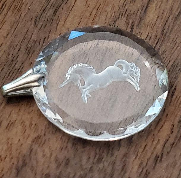 Silver Tone Unicorn Pendant: Item Details: Silver Tone Unicorn Pendant Length or Drop: 3.1 mm Width: 25 mm Weight in Grams: 4.85 Hallmarks and Stamps: not stamped Other: Metal not tested Please note: All items are taken at stampe