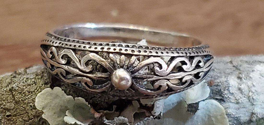 Sterling Silver Stackable Ring Sz 7.75 (1 of 5)