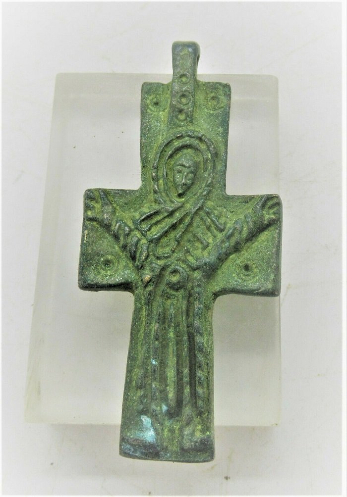 600 AD MEDIEVAL RELIGIOUS BRONZE CRUCIFIX CROSS AMULET: 600 AD MEDIEVAL RELIGIOUS BRONZE CRUCIFIX CROSS AMULET Size 2" tall without loop, 2 1/4 with loop.1" across. Great piece, Just needs chain.