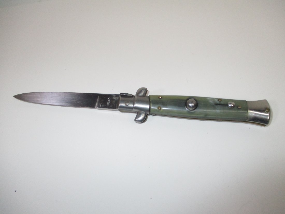1970 Vintage Italian Class Switchblade Automatic Knife: 1970 Vintage Italian Classic Switchblade Automatic Knife The Italian stiletto is one of the most iconic knives in history due to its long history and time-tested style. This stiletto has an integrated