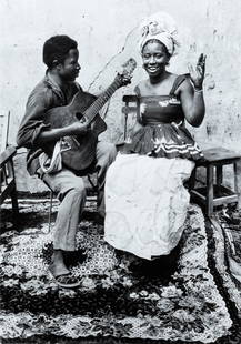 Seydou Keita (1921-2001): Couple à la guittare, 1988 Stampa alla gelatina sali d'argento, stampa successiva di Yvon Le Marlec. Timbri Yvon Le Marlec al versocm 46 x 32,5 Notes:Gelatin silver print, printed later by 