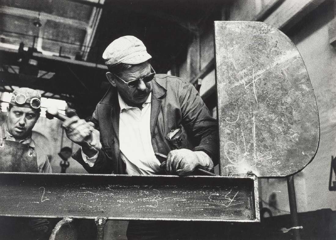 Ugo Mulas (1928-1973): David Smith, 1962 Stampa vintage alla gelatina sali d'argento. Timbro del fotografo al verso cm 26,7 x 36,6 Notes:Vintage gelatin silver print. Photographer's credit stamp on the verso