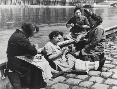 Louis Stettner (1922-2016): Paris, la seine, ca 1950 Stampa alla gelatina sali d’argento, stampa successiva. Firmata, intitolata, datata e numerata 2/6 a matita con timbro del fotografo al verso. Timbro a secco del fotografo c