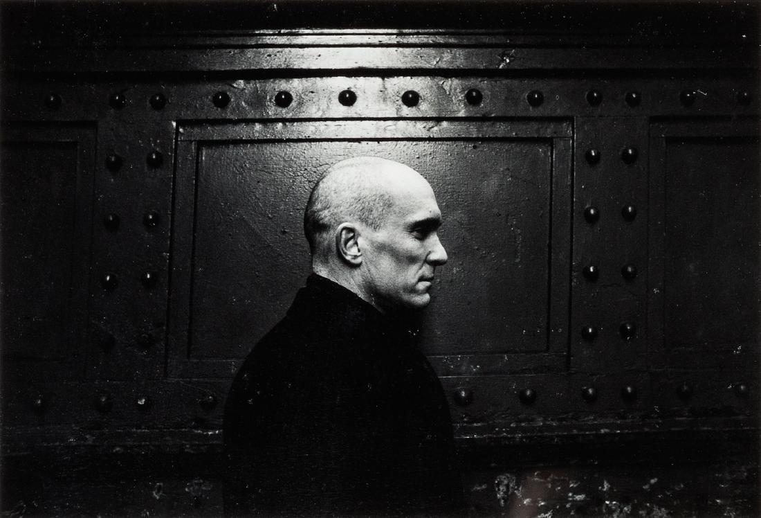 Duane Michals (1932): Robert Duvall, 1966 Stampa alla gelatina sali d'argento, stampata 1975. Firmata, intitolata, datata e numerata 9/30 a penna nera al recto. Etichetta didascalica Galleria d'Arte moderna DOCUMENTA al ve