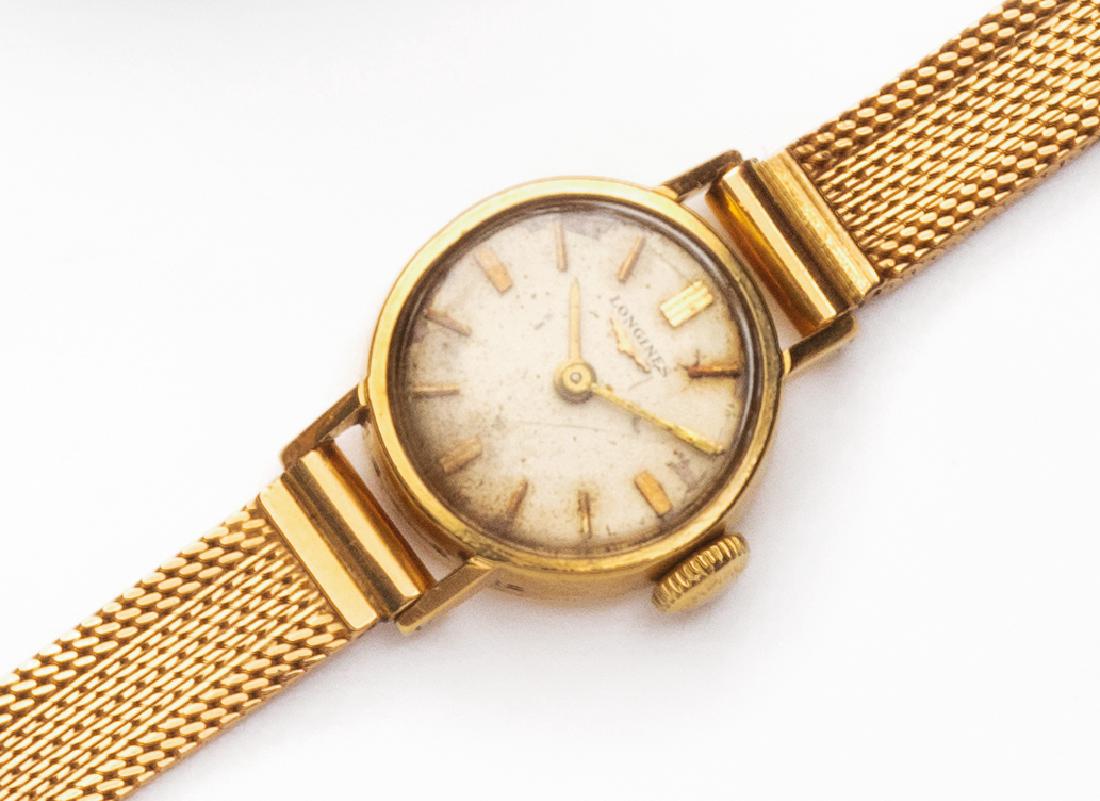 Longines: orologio in oro cassa rotonda, quadrante chiaro con indici applicati, movimento a carica manuale Peso gr 25 lungh cm 18