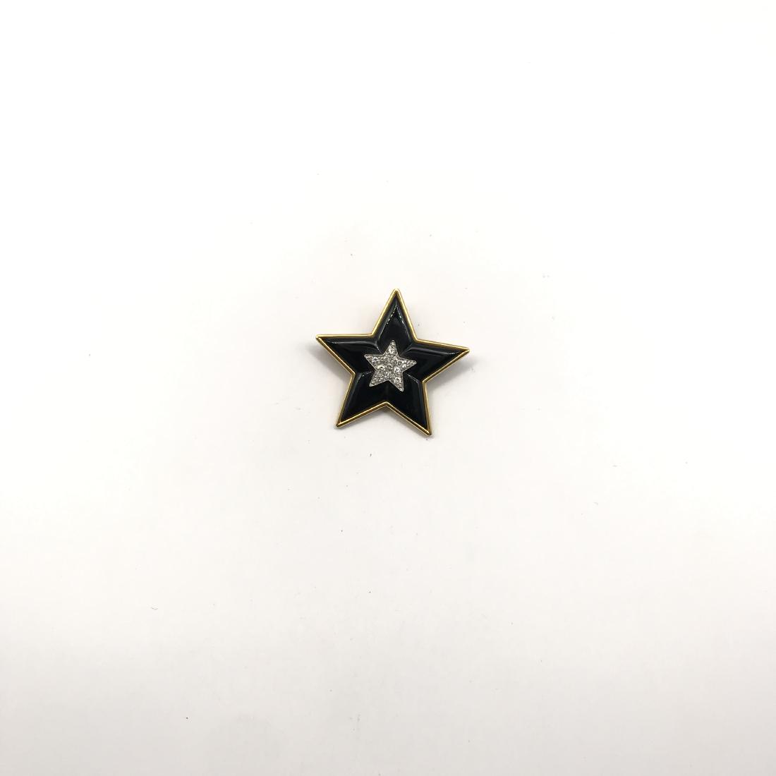 Spilla: in oro bicolore 18kt, onice e diamanti stella a cinque punte, fondo in onice nero con imperniato motivo in diamanti taglio brillante Peso gr 12 dim cm 3,8x3,8