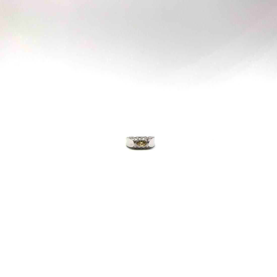 Anello: in oro bianco 18kt e diamante fancy yellow taglio navette di ct 0,50 ca, diamanti taglio brillante incolore ai lati per tot ct 0,60 ca Peso gr 6,70 misura 12