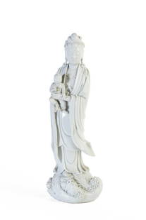 Gruppo di tre sculture in Blanc de Chine una figura: Gruppo di tre sculture in Blanc de Chine una figura Guanyn e due bufali con bambini a cavalcionialtezza cm 38,5 (la Guanyn con marchio sulla schiena)cm 25 (il bufalo più grande)cm 19 (il bufalo più