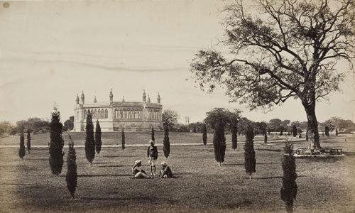 Samuel Bourne (1834-1912) India: Samuel Bourne (1834-1912) India1860 circa. 3 stampe all'albumina, vintage. 23,5 x 29 cm (cartoncino di supporto 42,5 x 52,5 cm). Due stampe risultano parzialmente scollate dal supporto, la ter