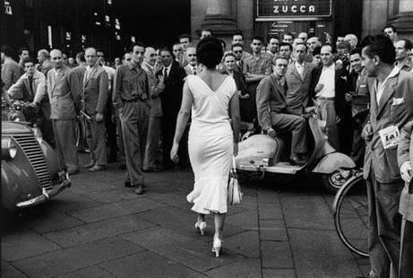 Mario De Biasi (1923) Gli Italiani si voltano: Mario De Biasi (1923) Gli Italiani si voltano1954. Stampa alla gelatina sali d'argento, modern print. 40 x 50 cm. ***Firma dell'autore, titolo e data a matita sul verso. Pubblicata in