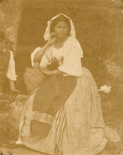 Giacomo Caneva (1813-1865) Modella con il costume: Giacomo Caneva (1813-1865) Modella con il costume di Albano.1855 circa. Stampa su carta salata leggermente albuminata, da negativo su carta. 15,8 x 19,9 cm. ***Incollata su supporto seco