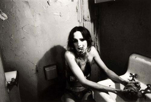 Mary Ellen Mark (1940) Senza titolo.: Mary Ellen Mark (1940) Senza titolo.1968-71. Stampa alla gelatina sali d'argento, vintage. 25 x 20,5 cm. ***Timbro dell'autrice sul verso..