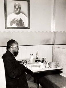 Mario De Biasi (1923) Solitudine'.: Mario De Biasi (1923) Solitudine'.1955. Stampa alla gelatina sali d'argento, vintage. 30 x 40 cm. ***Firma dell'autore, titolo e data sul verso..