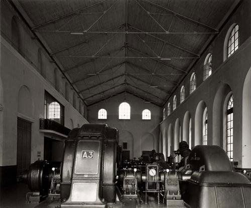 Gabriele Basilico (1944) Centrale elettrica.: Gabriele Basilico (1944) Centrale elettrica.Anni '70-'80. Stampa alla gelatina sali d'argento, vintage. 40,5 x 30,5 cm. ***Timbro a secco dell'autore sul recto..