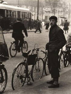 Mario De Biasi (1923) Milano. Anni '50.: Mario De Biasi (1923) Milano. Anni '50.Stampa alla gelatina sali d'argento, vintage. 30,5 x 40 cm. ***Titolo e firma dell'autore sul verso..