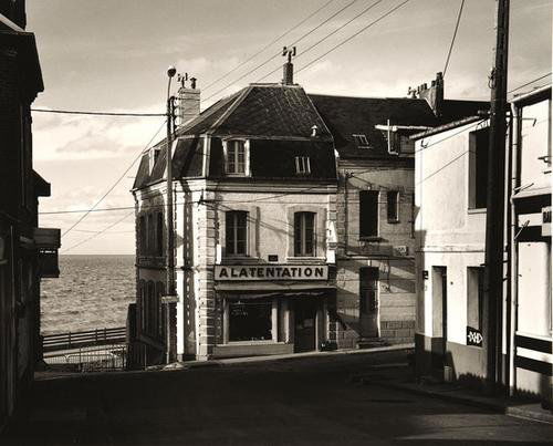 Gabriele Basilico (1944) Paesaggio urbano. 1987: Gabriele Basilico (1944) Paesaggio urbano. 1987Stampa alla gelatina sali d'argento, vintage. 40,4 x 30,4 cm. ***Timbro a secco dell'autore sul recto; sul verso dedica con firma..