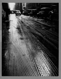 Mario De Biasi (1923) "New York" 1955: Mario De Biasi (1923) "New York" 1955Stampa alla gelatina sali d'argento, stampa successiva. 23 x 28 cm. (30,5 x 40,5 cm.). ***Titolo, data e firma dell'autore sul verso. Opera in cornic