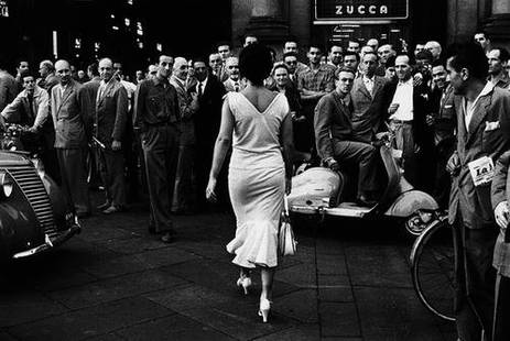 Mario De Biasi (1923) "Gli italiani si voltano" 19: Mario De Biasi (1923) "Gli italiani si voltano" 1954Stampa alla gelatina sali d'argento, stampa successiva, 1999. 35 x 24 cm. ***Firma e dedica dell'autore sul recto. Pubblicata in Paolo
