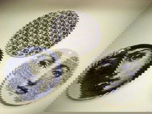 Piero Fornasetti (1913-1988) L'occhio: Piero Fornasetti (1913-1988) L'occhiotre piatti in ceramica diametro cm 26,5 sul retro marchio 'Tema e variazioni, Fornasetti Milano'(3)