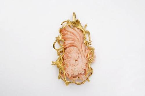 Pendente in oro giallo 18 kt firmato Fausto Maria: Pendente in oro giallo 18 kt firmato Fausto Maria Franchi A carved coral pendant by Fausto Maria Franchi, the coral cameo carved as a maiden profusely embellished with flower garlands, in a sc