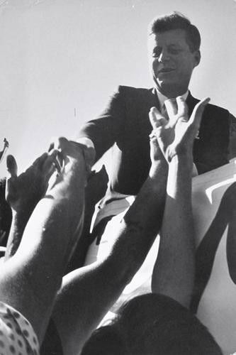 Cornell Capa (1918-2008) John F. Kennedy, candidat: Cornell Capa (1918-2008) John F. Kennedy, candidate compaign 1960Vintage gelatin silver print. Photographer's credit stamp on the verso. cm 33,7 x 22,5